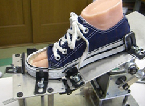 鞋子和衣服的模擬器測試
